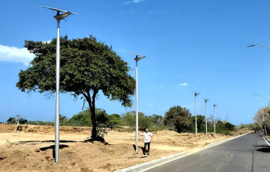 Palo per illuminazione stradale in acciaio inossidabile bianco da 10 m con pannello solare